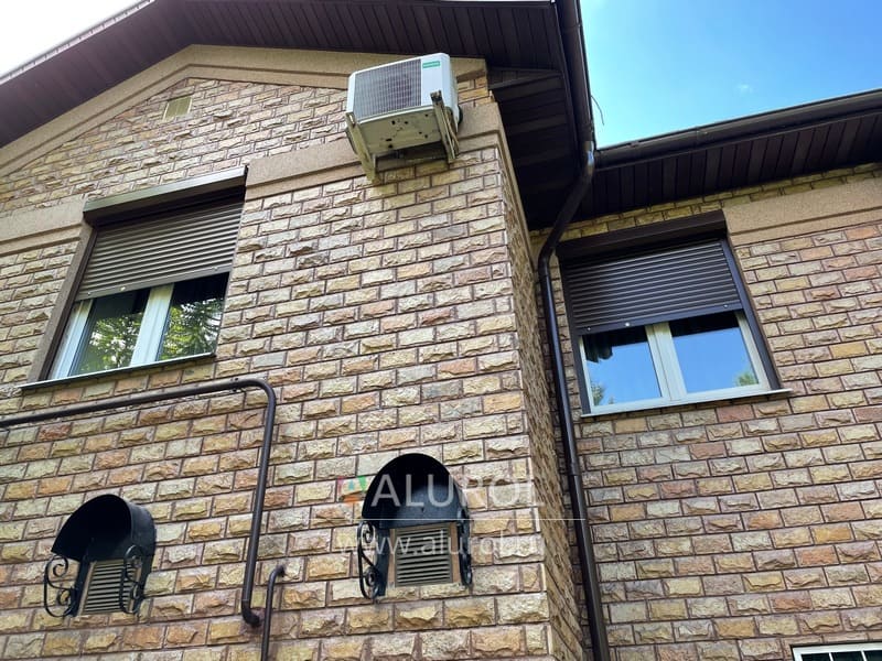Защитные рольставни на окна частного дома в Салтыковке