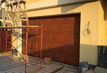 Ворота секционные подъемные для гаража КП Усадьба Жодочи